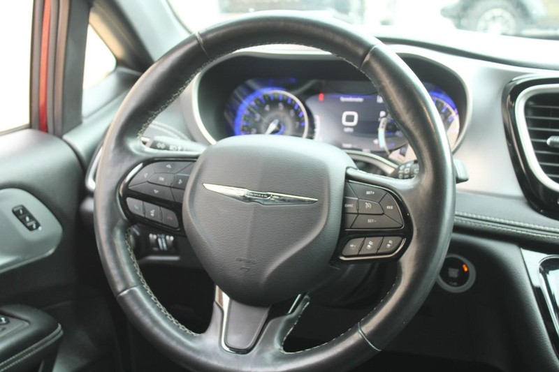 Chrysler Pacifica Vehicle Full-screen Gallery Image 11
