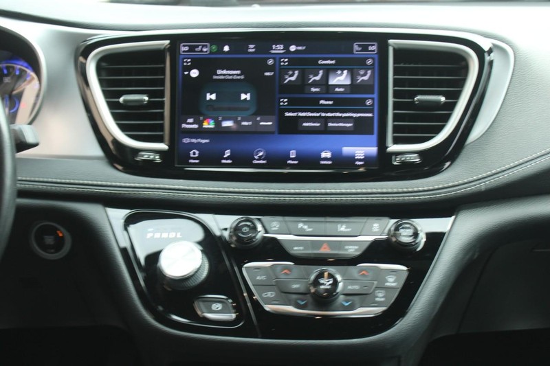 Chrysler Pacifica Vehicle Full-screen Gallery Image 12