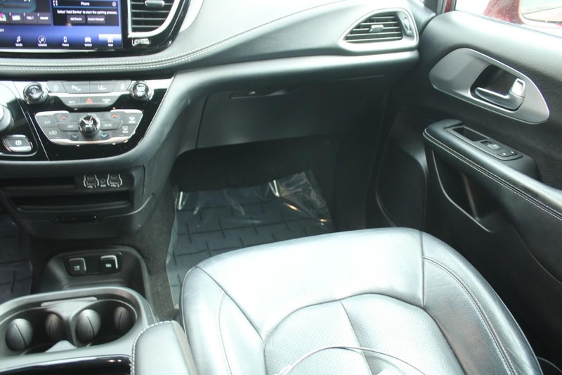 Chrysler Pacifica Vehicle Full-screen Gallery Image 13