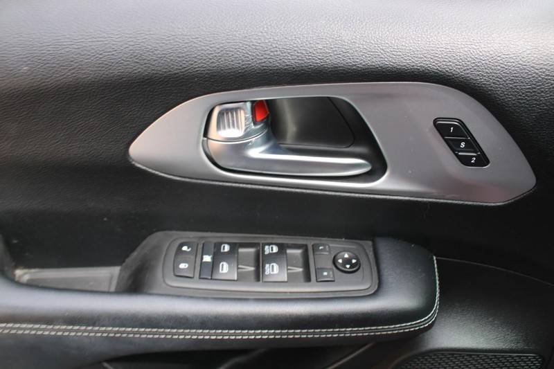 Chrysler Pacifica Vehicle Full-screen Gallery Image 14