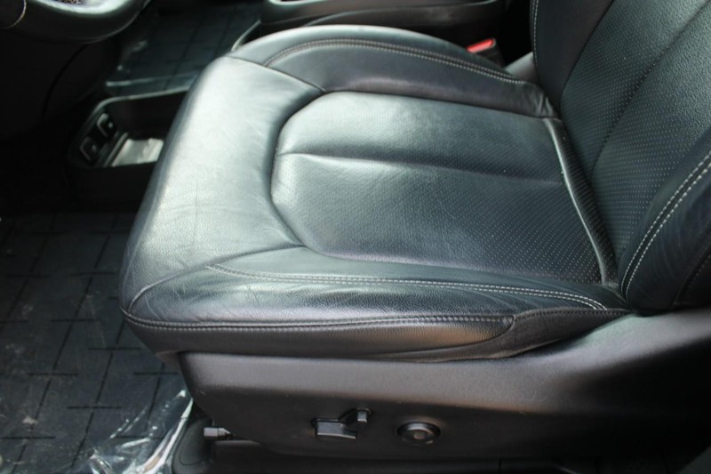 Chrysler Pacifica Vehicle Full-screen Gallery Image 15