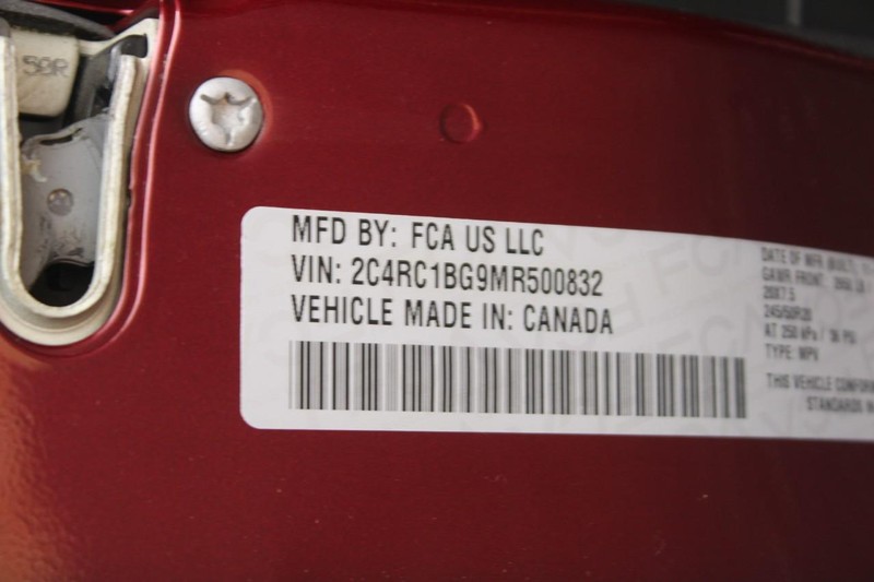 Chrysler Pacifica Vehicle Full-screen Gallery Image 16