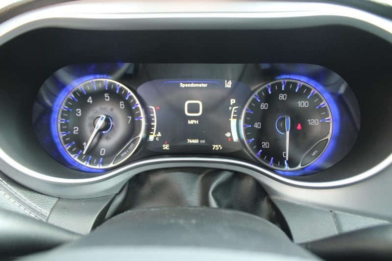 Chrysler Pacifica Vehicle Full-screen Gallery Image 17