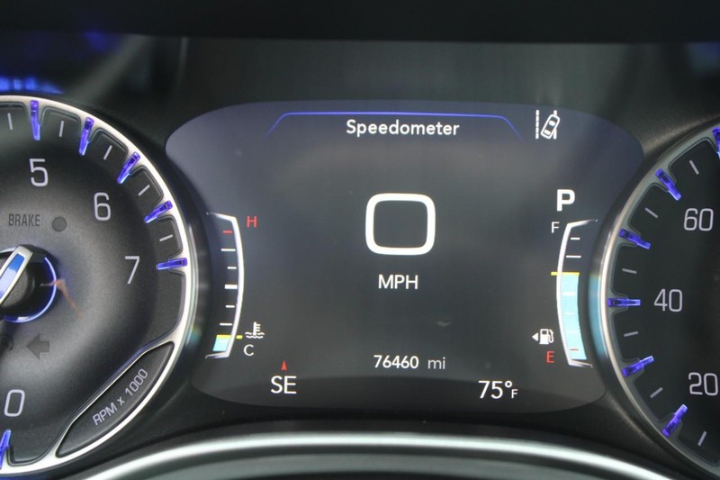 Chrysler Pacifica Vehicle Full-screen Gallery Image 18