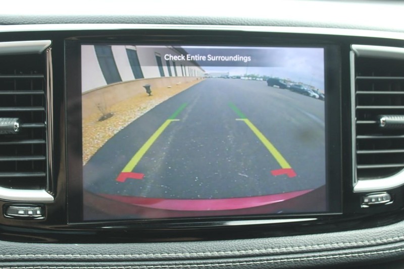 Chrysler Pacifica Vehicle Full-screen Gallery Image 19