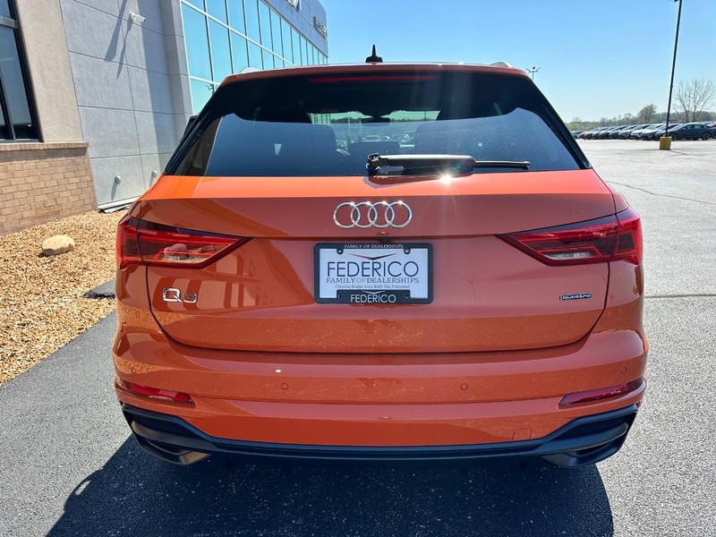 Audi Q3 Vehicle Full-screen Gallery Image 04