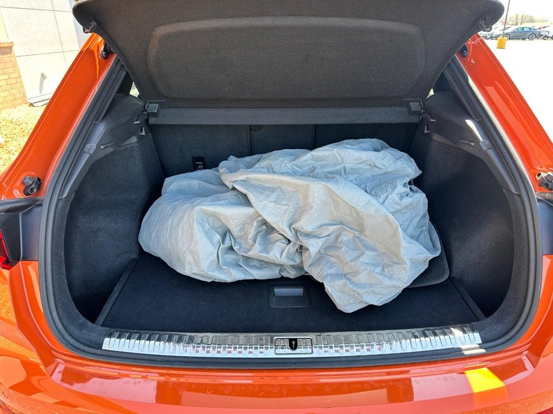 Audi Q3 Vehicle Full-screen Gallery Image 05