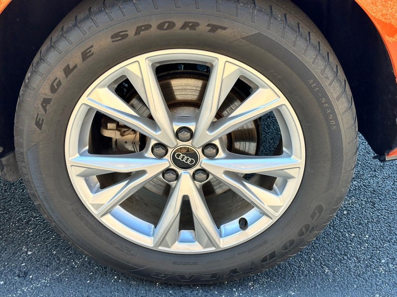 Audi Q3 Vehicle Full-screen Gallery Image 06