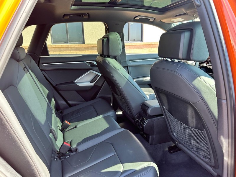 Audi Q3 Vehicle Full-screen Gallery Image 10