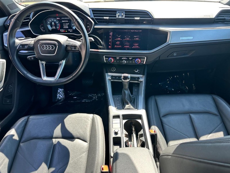Audi Q3 Vehicle Full-screen Gallery Image 12