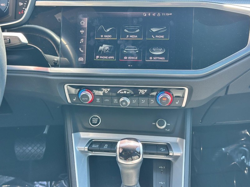 Audi Q3 Vehicle Full-screen Gallery Image 14