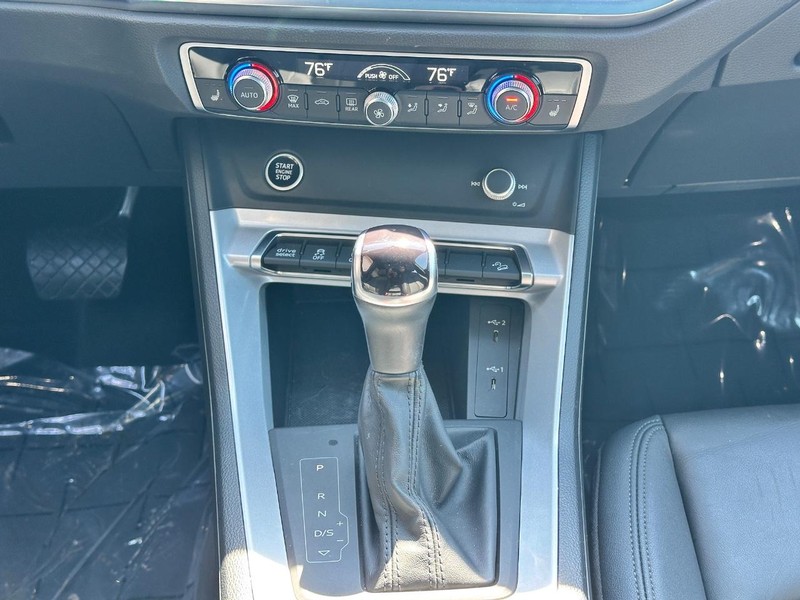 Audi Q3 Vehicle Full-screen Gallery Image 15