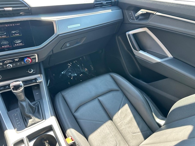 Audi Q3 Vehicle Full-screen Gallery Image 16