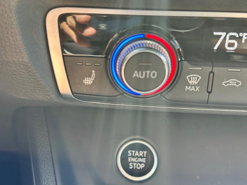 Audi Q3 Vehicle Full-screen Gallery Image 22