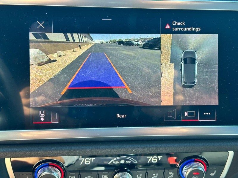 Audi Q3 Vehicle Full-screen Gallery Image 23