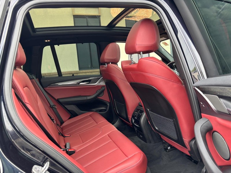 BMW X3 Vehicle Full-screen Gallery Image 09