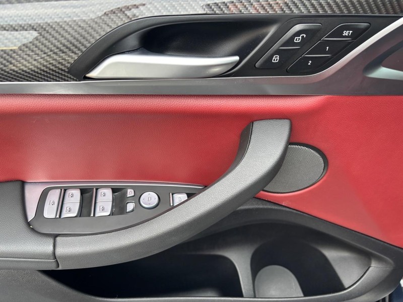 BMW X3 Vehicle Full-screen Gallery Image 14