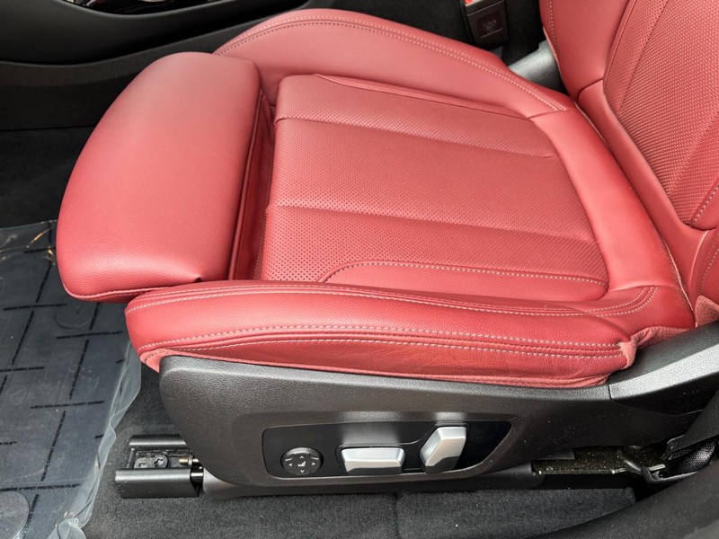 BMW X3 Vehicle Full-screen Gallery Image 15