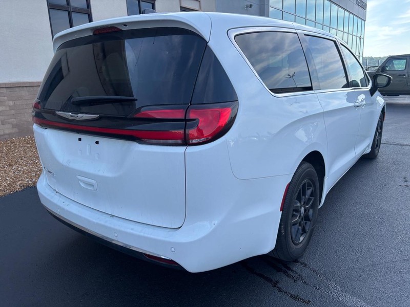 Chrysler Pacifica Vehicle Full-screen Gallery Image 03