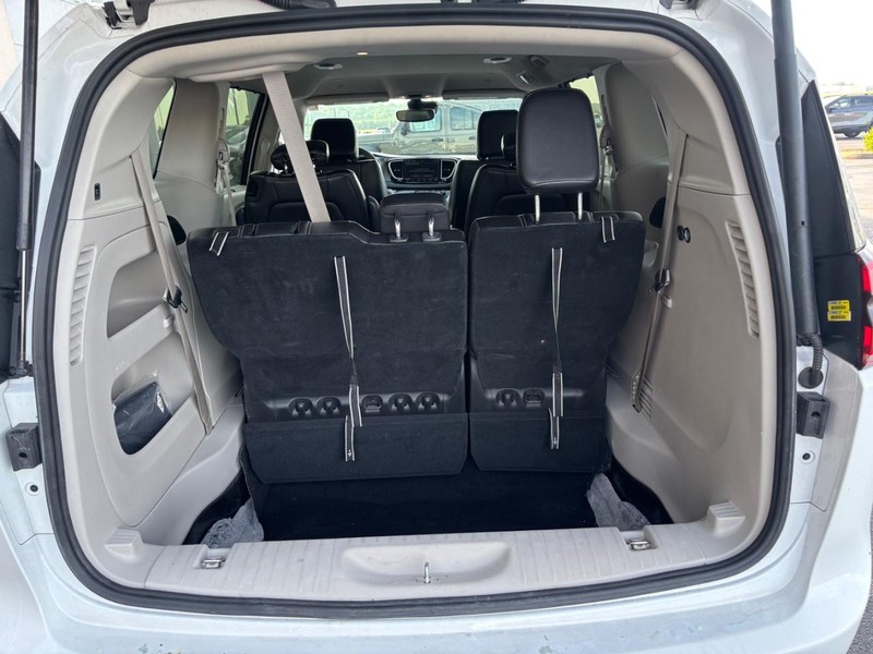 Chrysler Pacifica Vehicle Full-screen Gallery Image 07
