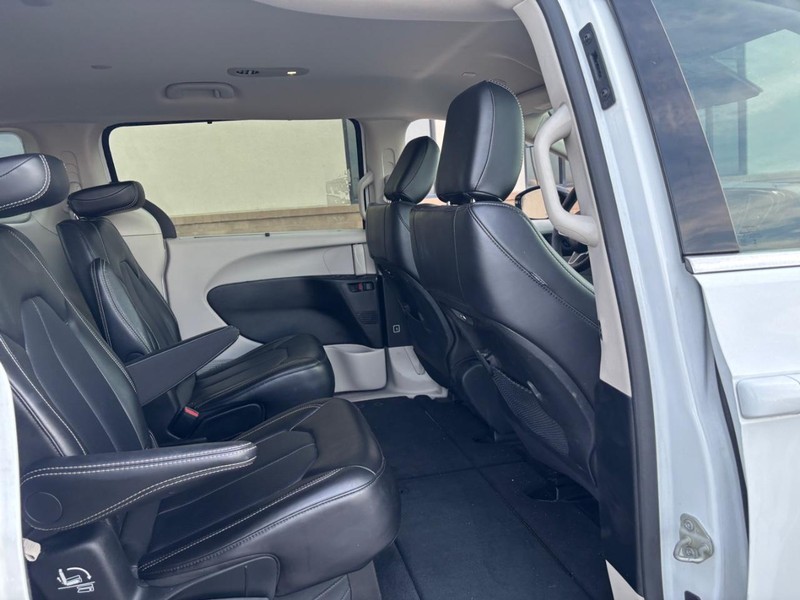 Chrysler Pacifica Vehicle Full-screen Gallery Image 10