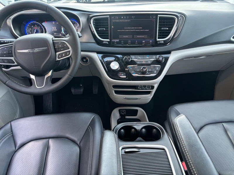 Chrysler Pacifica Vehicle Full-screen Gallery Image 11