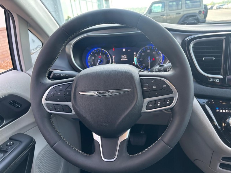 Chrysler Pacifica Vehicle Full-screen Gallery Image 12