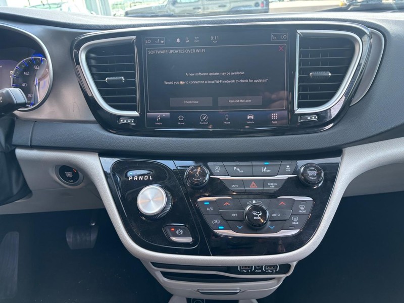 Chrysler Pacifica Vehicle Full-screen Gallery Image 13