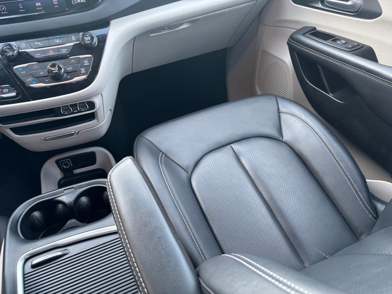 Chrysler Pacifica Vehicle Full-screen Gallery Image 14
