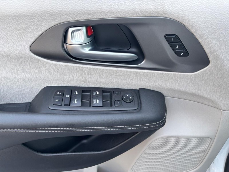 Chrysler Pacifica Vehicle Full-screen Gallery Image 15