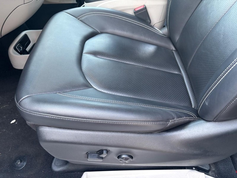 Chrysler Pacifica Vehicle Full-screen Gallery Image 16