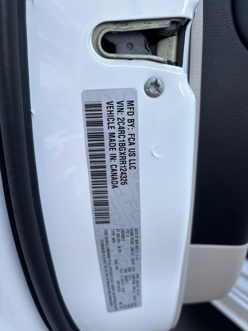 Chrysler Pacifica Vehicle Full-screen Gallery Image 17