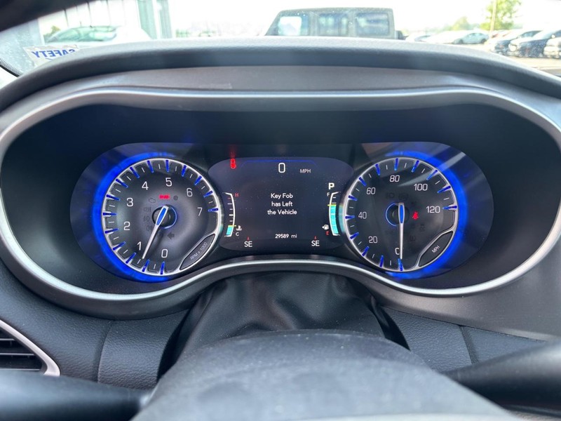 Chrysler Pacifica Vehicle Full-screen Gallery Image 18