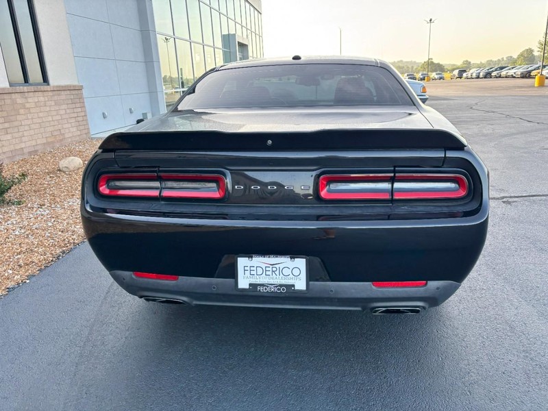 Dodge Challenger Vehicle Full-screen Gallery Image 04