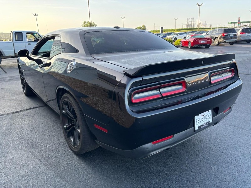 Dodge Challenger Vehicle Full-screen Gallery Image 05