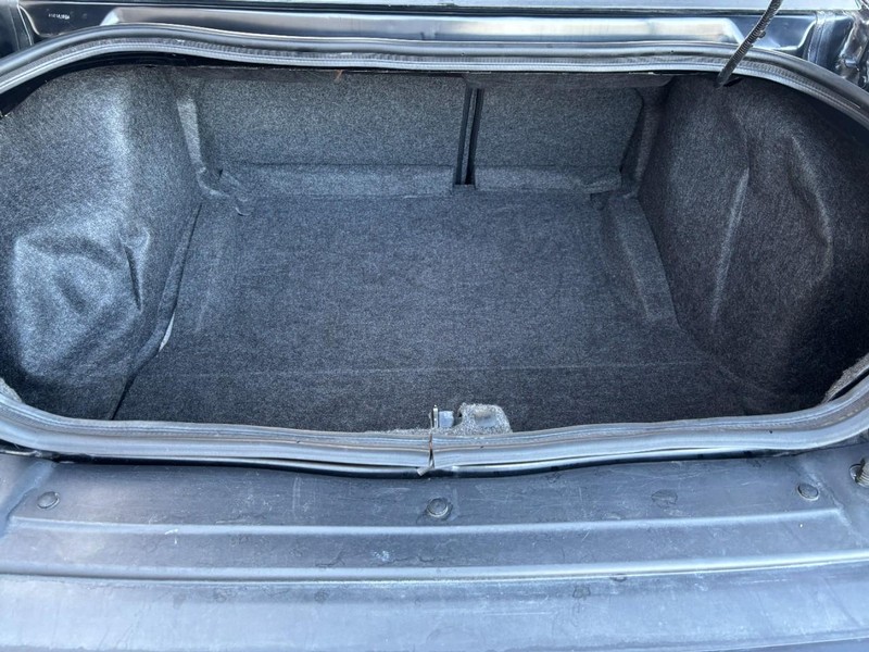 Dodge Challenger Vehicle Full-screen Gallery Image 06