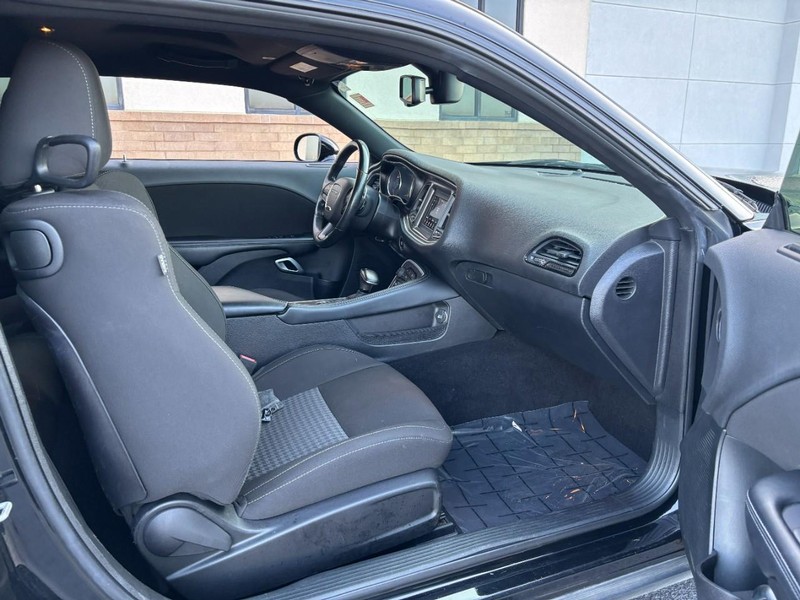 Dodge Challenger Vehicle Full-screen Gallery Image 09