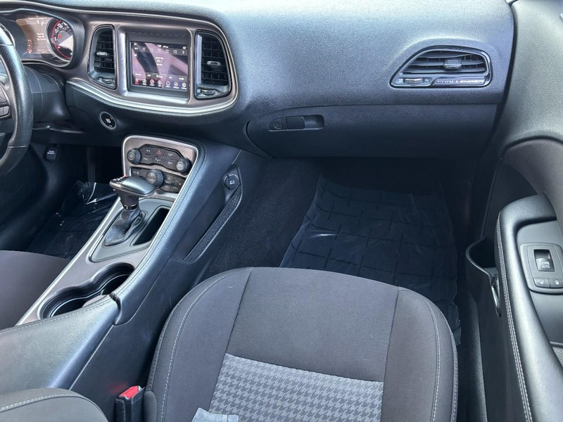 Dodge Challenger Vehicle Full-screen Gallery Image 11