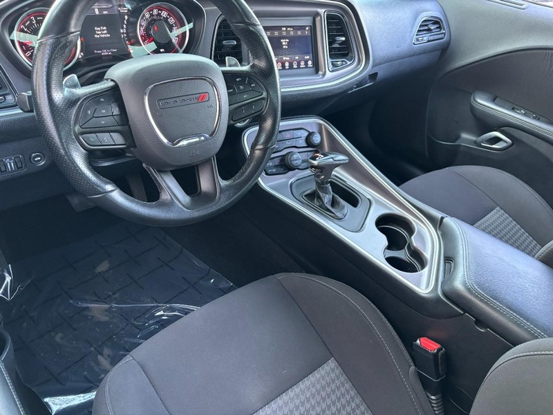 Dodge Challenger Vehicle Full-screen Gallery Image 12