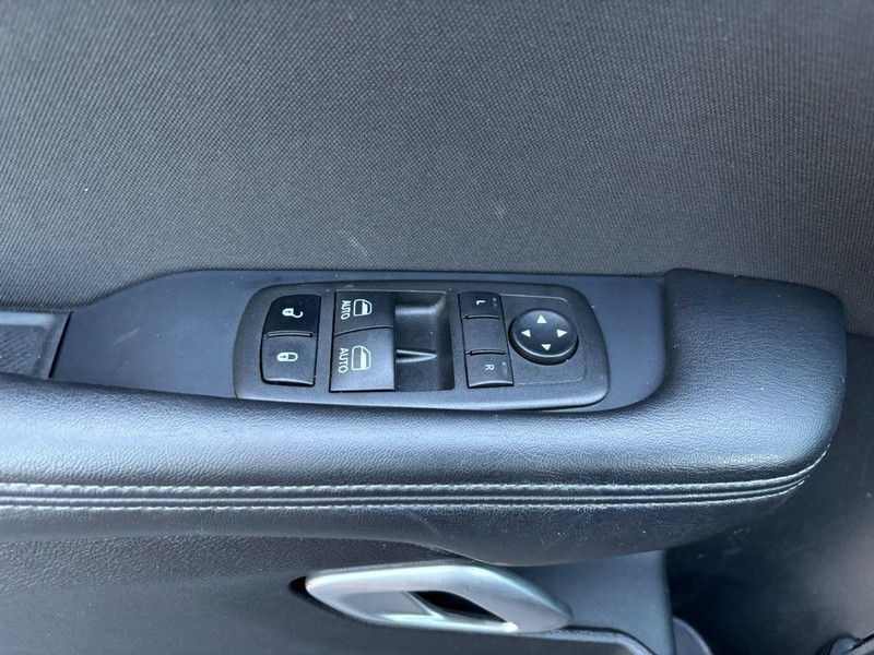 Dodge Challenger Vehicle Full-screen Gallery Image 13