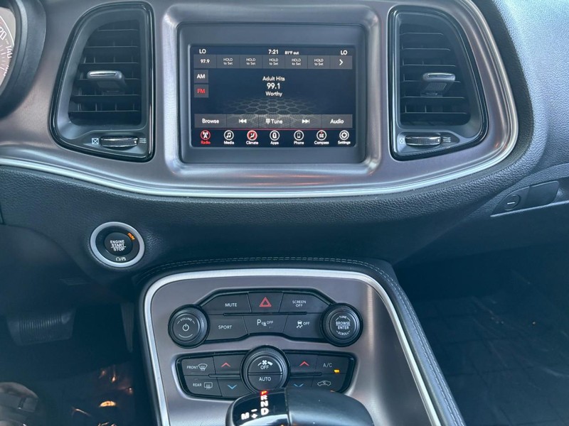 Dodge Challenger Vehicle Full-screen Gallery Image 16
