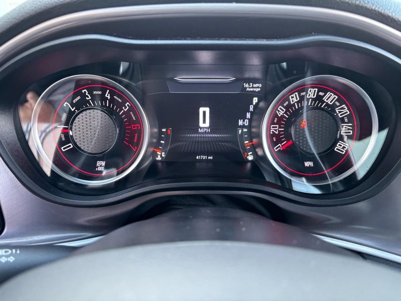 Dodge Challenger Vehicle Full-screen Gallery Image 17