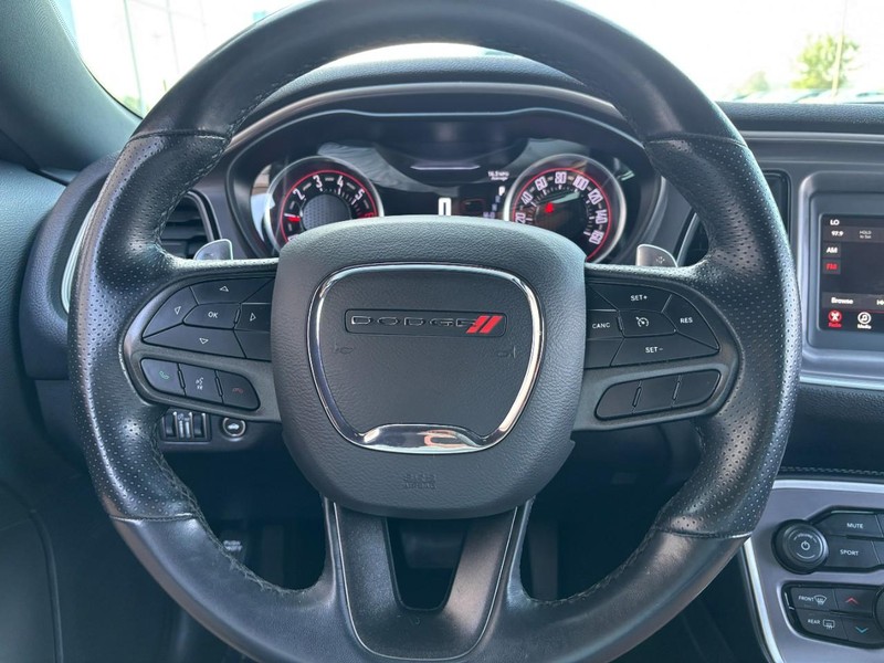 Dodge Challenger Vehicle Full-screen Gallery Image 18