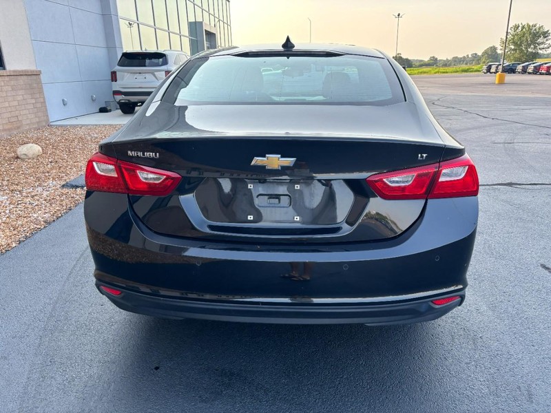 Chevrolet Malibu Vehicle Full-screen Gallery Image 04