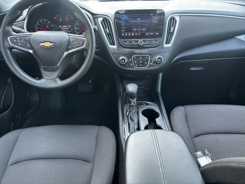 Chevrolet Malibu Vehicle Full-screen Gallery Image 10