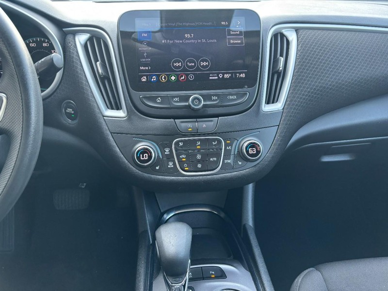 Chevrolet Malibu Vehicle Full-screen Gallery Image 12