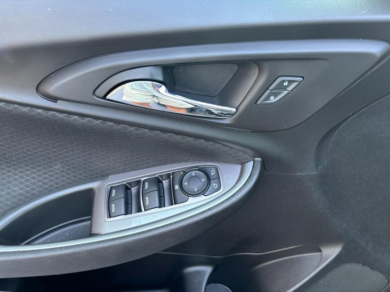 Chevrolet Malibu Vehicle Full-screen Gallery Image 14