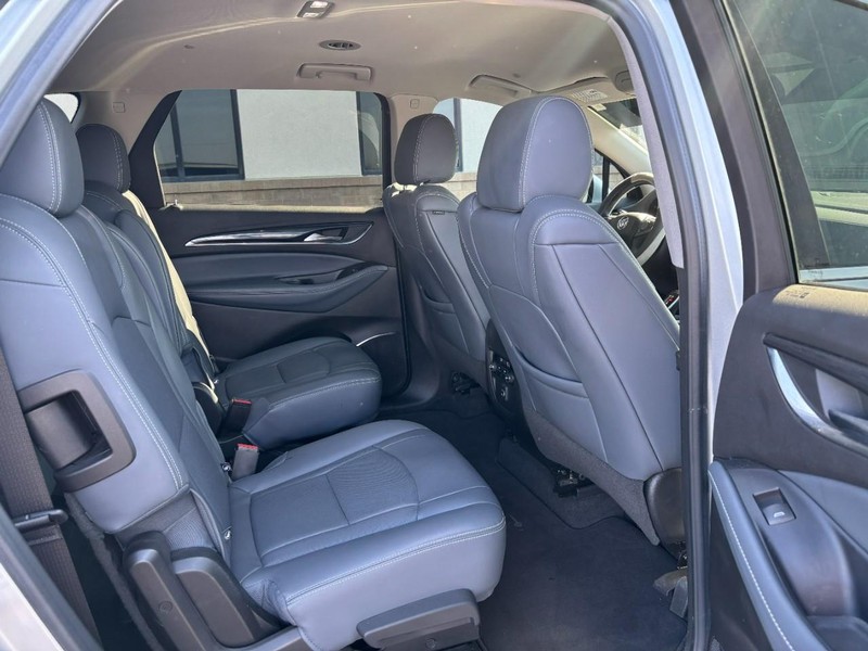 Buick Enclave Vehicle Full-screen Gallery Image 09