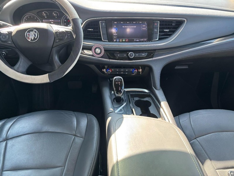 Buick Enclave Vehicle Full-screen Gallery Image 10