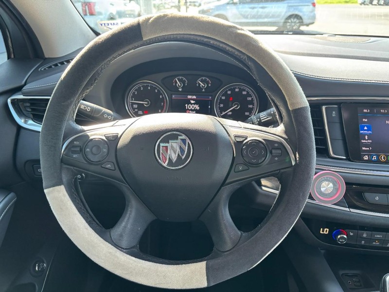 Buick Enclave Vehicle Full-screen Gallery Image 11